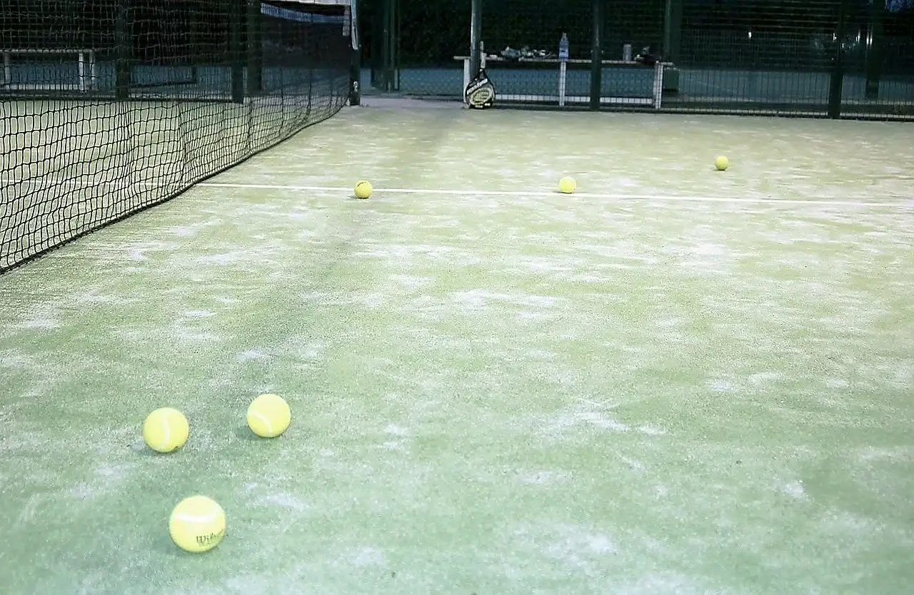 cuidado-del-césped-artificial-en-una-pista-de-pádel-