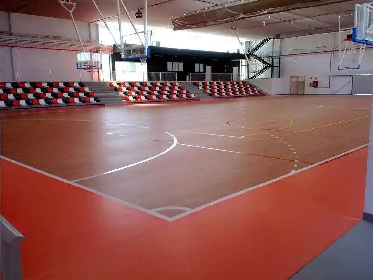 Cómo-limpiar-los-pavimentos-deportivos