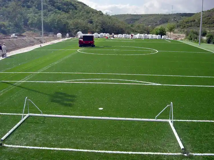 cómo-cuidar-el-césped-artificial-de-un-campo-de-fútbol