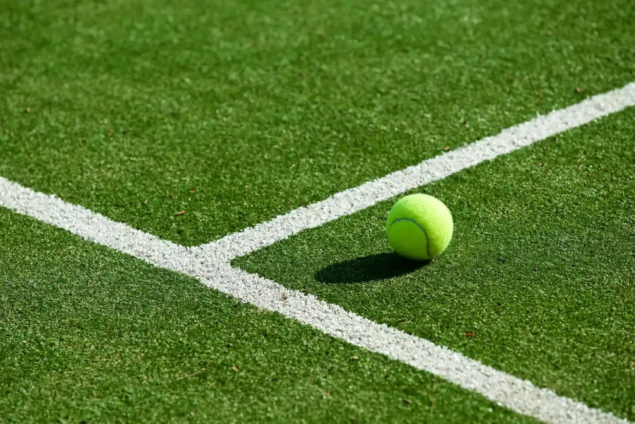 ventajas-de-la-hierba-artificial-en-las-pistas-de-tenis-