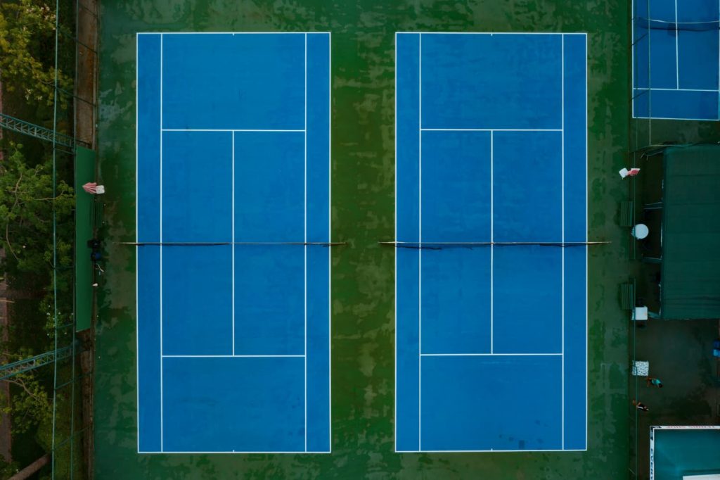 cómo influyen en una superficie de una pista de tenis las capas de debajo